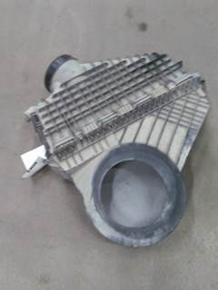 Freightliner Cascadia 126 Air Cleaner / Air Filter Housing