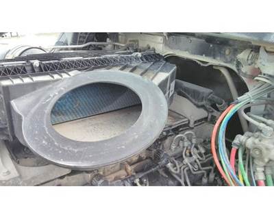 Freightliner Cascadia 126 Air Cleaner / Air Filter Housing