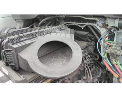Freightliner Cascadia 126 Air Cleaner / Air Filter Housing