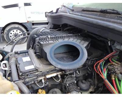 Freightliner Cascadia 126 Air Cleaner / Air Filter Housing
