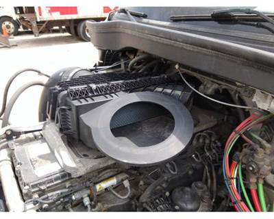 Freightliner Cascadia 126 Air Cleaner / Air Filter Housing