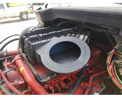 Freightliner Cascadia 126 Air Cleaner / Air Filter Housing