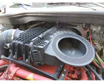 Freightliner Cascadia 126 Air Cleaner / Air Filter Housing
