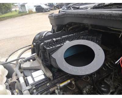 Freightliner Cascadia 126 Air Cleaner / Air Filter Housing