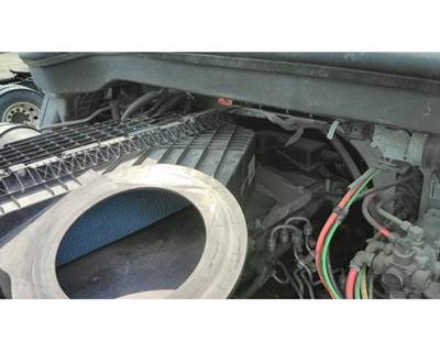 Freightliner Cascadia 126 Air Cleaner / Air Filter Housing
