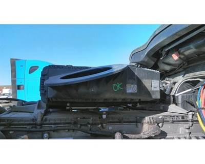 Freightliner Cascadia 126 Air Cleaner / Air Filter Housing