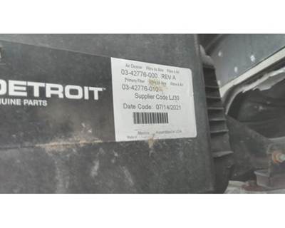 Freightliner Cascadia 126 Air Cleaner / Air Filter Housing