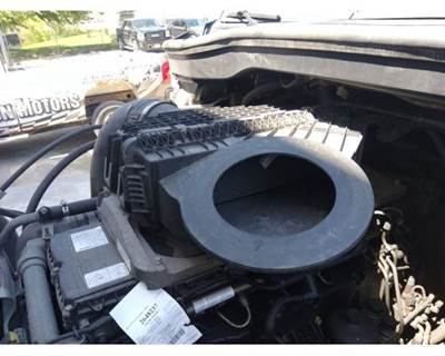 Freightliner Cascadia 126 Air Cleaner / Air Filter Housing