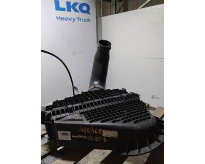 Freightliner Cascadia 126 Air Cleaner / Air Filter Housing