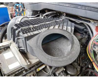 Freightliner Cascadia 126 Air Cleaner / Air Filter Housing