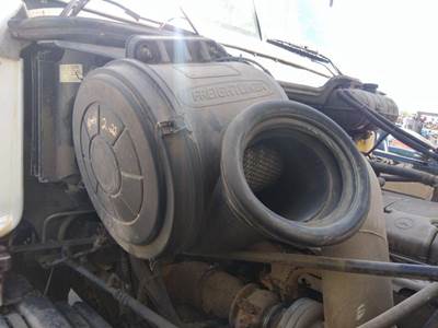 Freightliner Century Class 120 Air Cleaner / Air Filter Housing for a Freightliner CENTURY 120