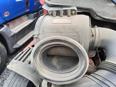 Freightliner Century Class 120 Air Cleaner / Air Filter Housing for a Freightliner CENTURY 120