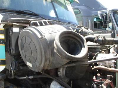 Freightliner Century Class 120 Air Cleaner / Air Filter Housing for a Freightliner CENTURY 120