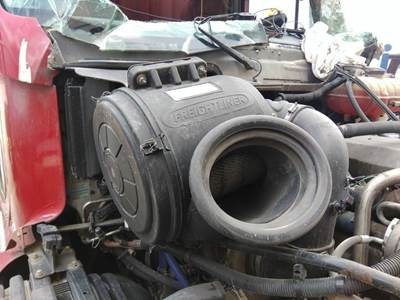 Freightliner Century Class 120 Right Air Cleaner / Air Filter Housing for a Freightliner CENTURY 120