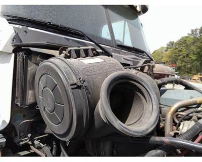 Freightliner Century Class 120 Air Cleaner / Air Filter Housing for a Freightliner CENTURY 120
