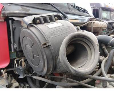 Freightliner Century Class 120 Air Cleaner / Air Filter Housing for a Freightliner CENTURY 120