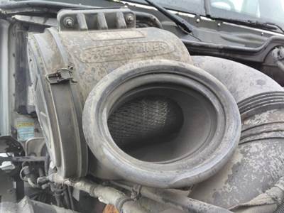 Freightliner Columbia 120 Air Cleaner / Air Filter Housing