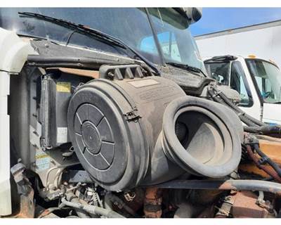 Freightliner Columbia 120 Air Cleaner / Air Filter Housing