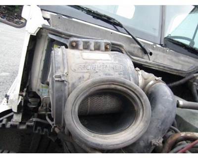 Freightliner Columbia 120 Air Cleaner / Air Filter Housing