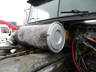 Freightliner FLD120 Air Cleaner / Air Filter Housing