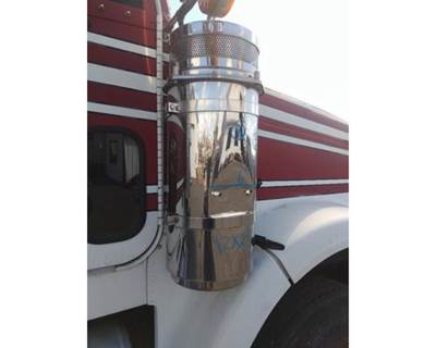 Freightliner FLD120SD Right Air Cleaner / Air Filter Housing for a Freightliner FLD120 SD