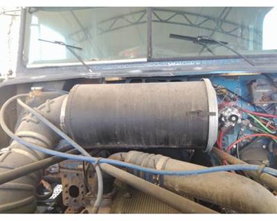 Freightliner FLD120SD Air Cleaner / Air Filter Housing for a Freightliner FLD120 SD