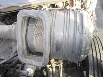 International 8600 Air Cleaner / Air Filter Housing