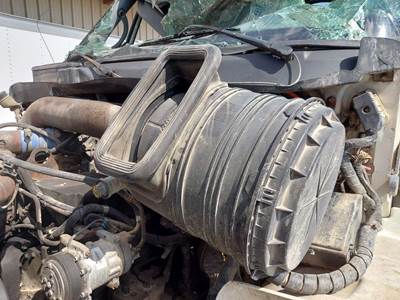 International 8600 Air Cleaner / Air Filter Housing