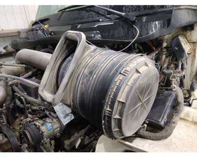 International 8600 Air Cleaner / Air Filter Housing