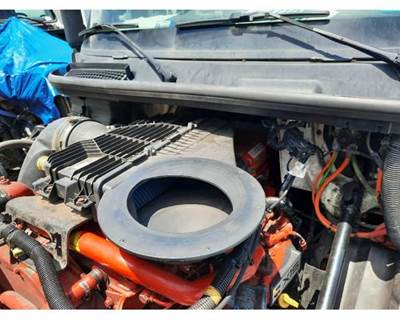 International LT Air Cleaner / Air Filter Housing