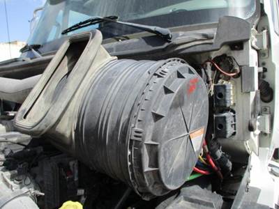 International ProStar Air Cleaner / Air Filter Housing for a International PROSTAR 113