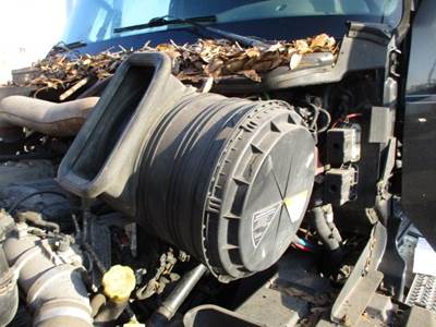 International ProStar Air Cleaner / Air Filter Housing for a International PROSTAR 113