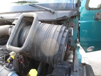 International ProStar Air Cleaner / Air Filter Housing for a International PROSTAR 113