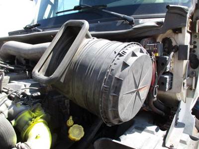 International ProStar Air Cleaner / Air Filter Housing for a International PROSTAR 122