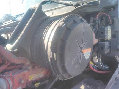 International ProStar Air Cleaner / Air Filter Housing for a International PROSTAR 122