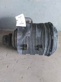 International ProStar Air Cleaner / Air Filter Housing for a International PROSTAR 113