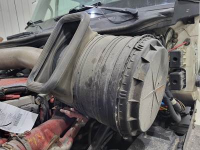 International ProStar Air Cleaner / Air Filter Housing for a International PROSTAR 122