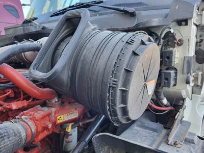 International ProStar Air Cleaner / Air Filter Housing for a International PROSTAR 122