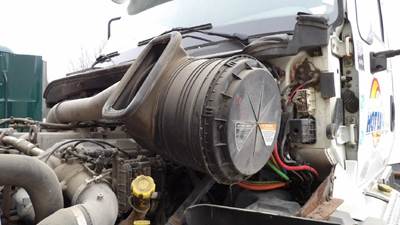 International ProStar Air Cleaner / Air Filter Housing for a International PROSTAR 122