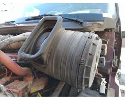 International ProStar Air Cleaner / Air Filter Housing for a International PROSTAR 122