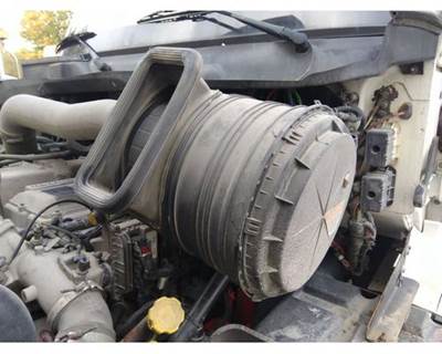 International ProStar Air Cleaner / Air Filter Housing for a International PROSTAR 122