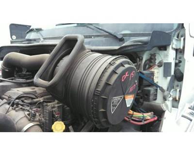International ProStar Left Air Cleaner / Air Filter Housing for a International PROSTAR 122