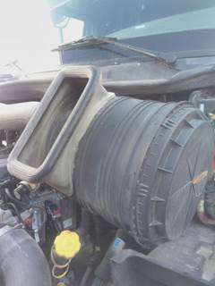 International RH Air Cleaner / Air Filter Housing