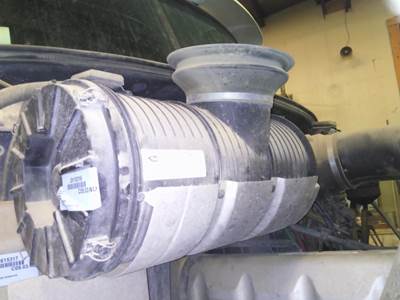 Mack Pinnacle CHU613 Right Air Cleaner / Air Filter Housing for a Mack CHU613