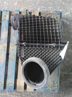 Peterbilt 579 Air Cleaner / Air Filter Housing