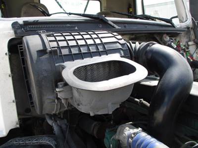 Volvo VNL Right Air Cleaner / Air Filter Housing