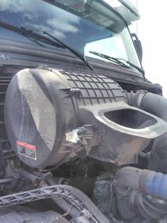 Volvo VNL Air Cleaner / Air Filter Housing