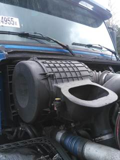 Volvo VNL Right Air Cleaner / Air Filter Housing