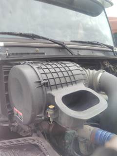 Volvo VNL Air Cleaner / Air Filter Housing