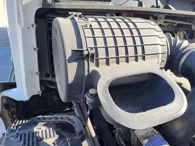 Volvo VNL Air Cleaner / Air Filter Housing